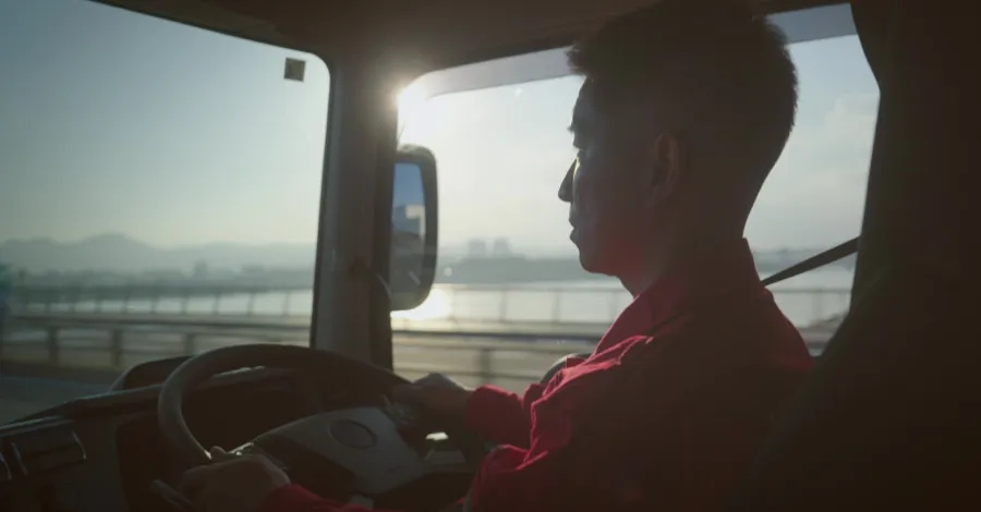 写真:トラックスを運転している男性社員