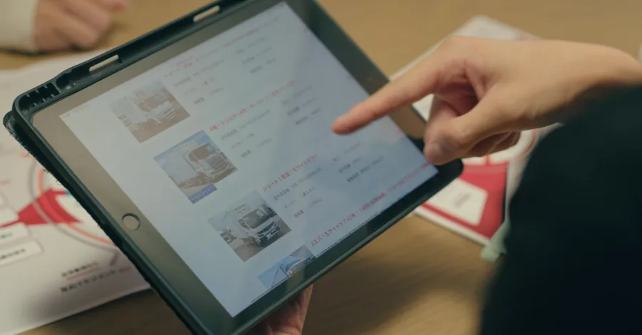 写真:タブレットに取り扱っているトラック情報が表示されている