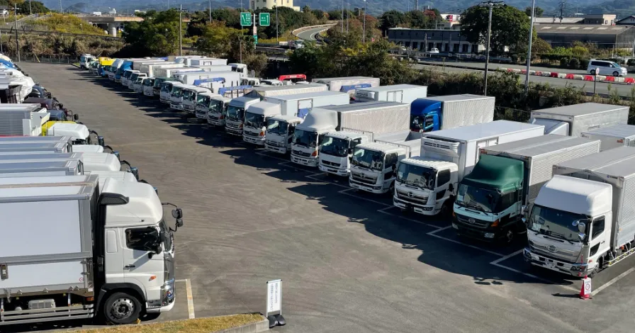 写真:駐車場に並んでいる多数のトラック