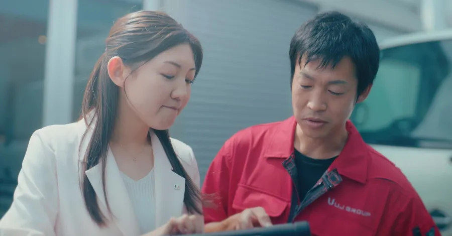 写真:話をしている女性社員と男性社員