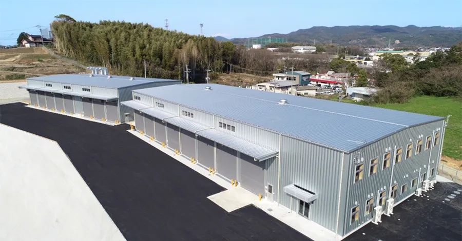 写真:所有しているトラック整備用の倉庫外観