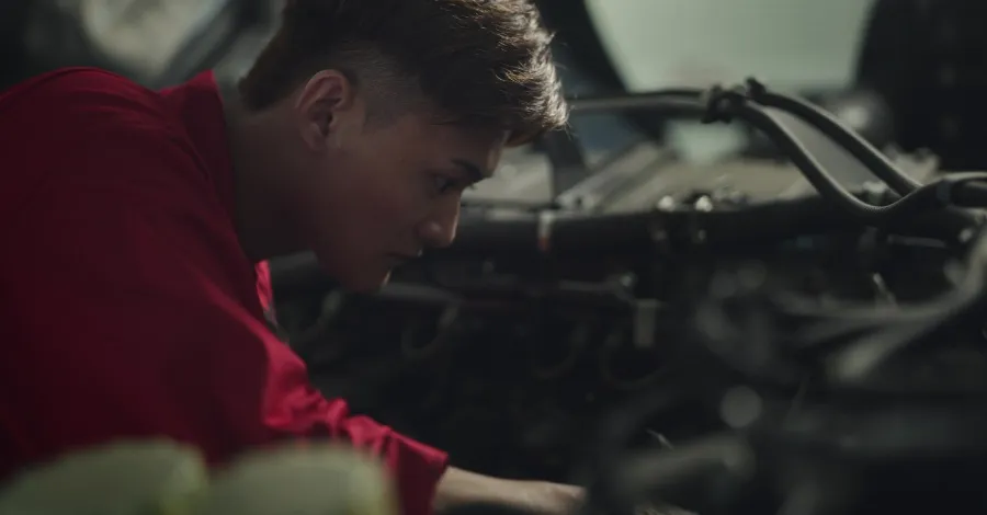 写真:トラックの内部を整備中の男性社員