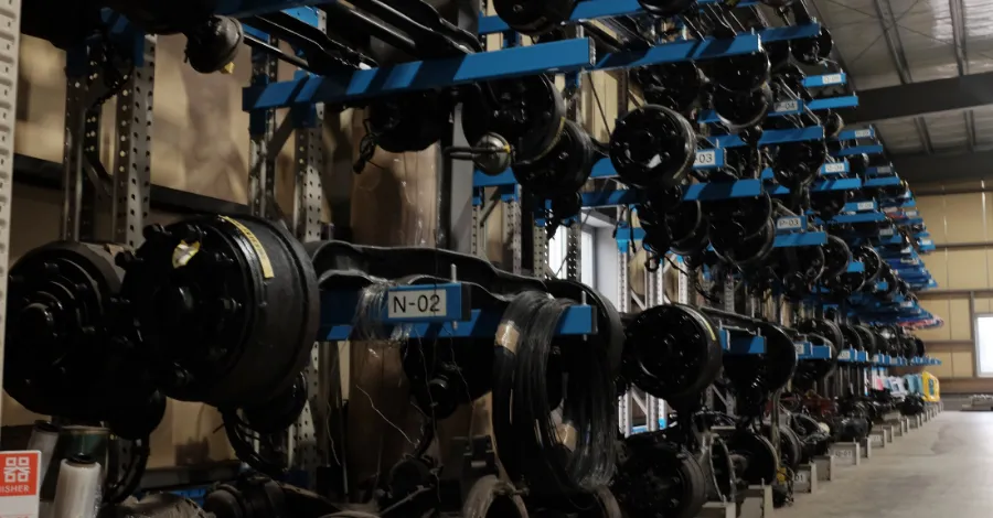 写真:倉庫に並んでいる多数のリファインパーツ