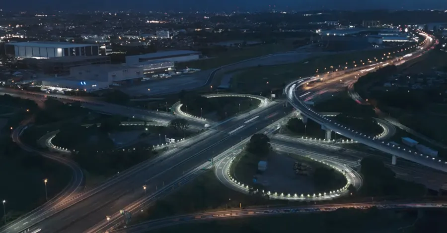 写真:夜の道路風景