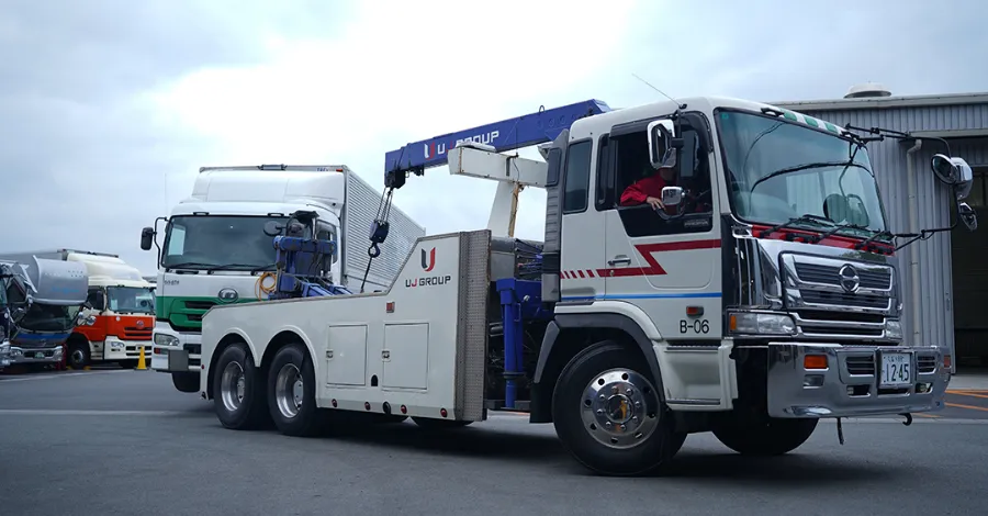 写真:ウシトラのレッカー車